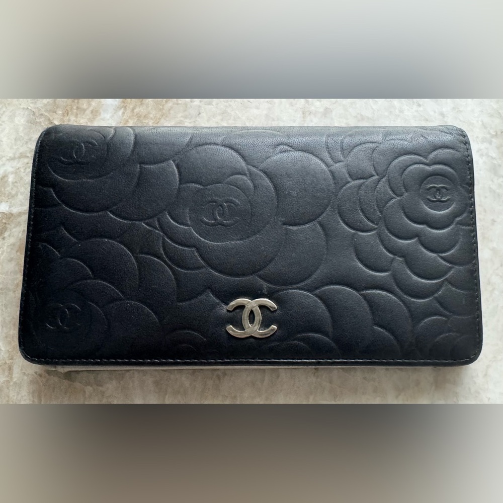 CHANEL Black Camellia-Embossed Long Wallet with Silver CC